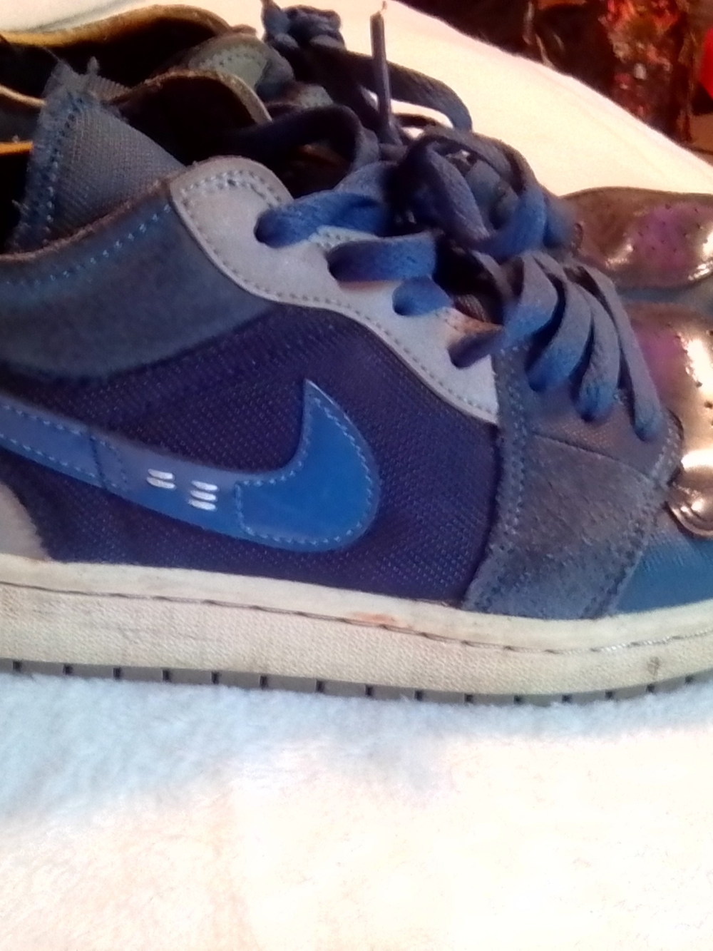 Nike Men's Size 8.5 Blue and Navy Lace-Up Sneakers